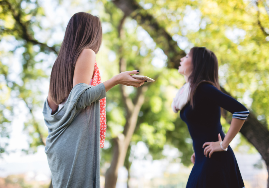 女人在外面争论友谊中的危险信号