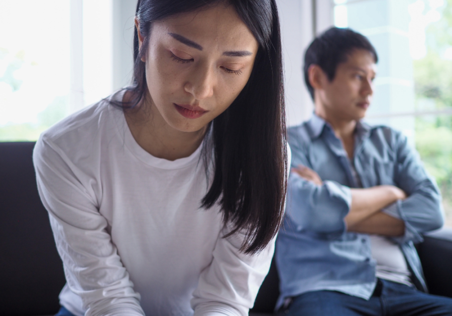 女人难过，她的男朋友不在乎，表明他不想让别人拥有你