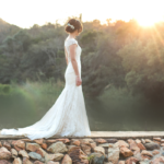 婚礼当天，新娘穿着婚纱站在湖边给妻子的信