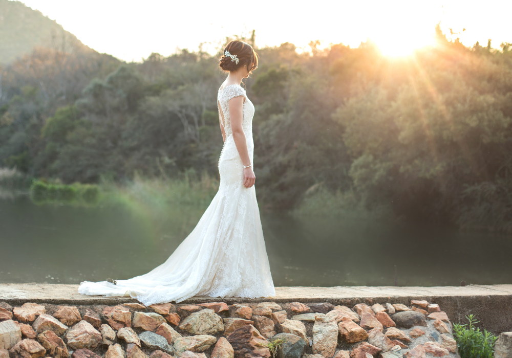 婚礼当天，新娘穿着婚纱站在湖边给妻子的信