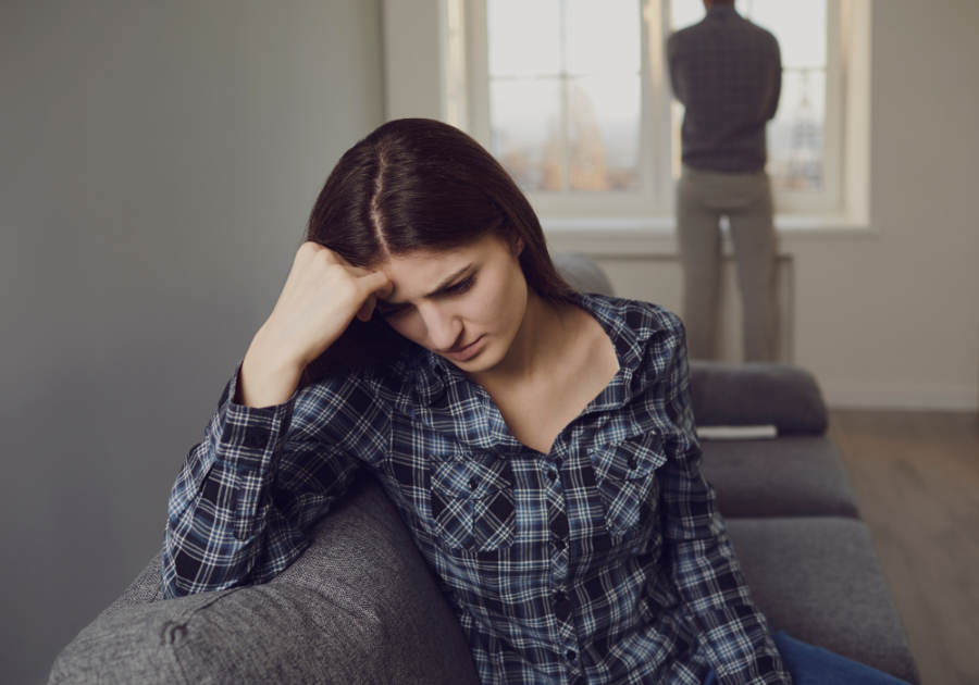 女人在沙发上悲伤和沮丧的迹象表明一个没有安全感的女人