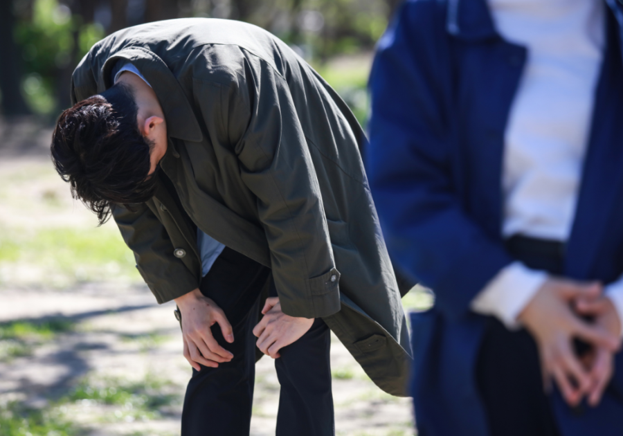 男人沮丧地弯腰表示这段关系对他来说已经结束了