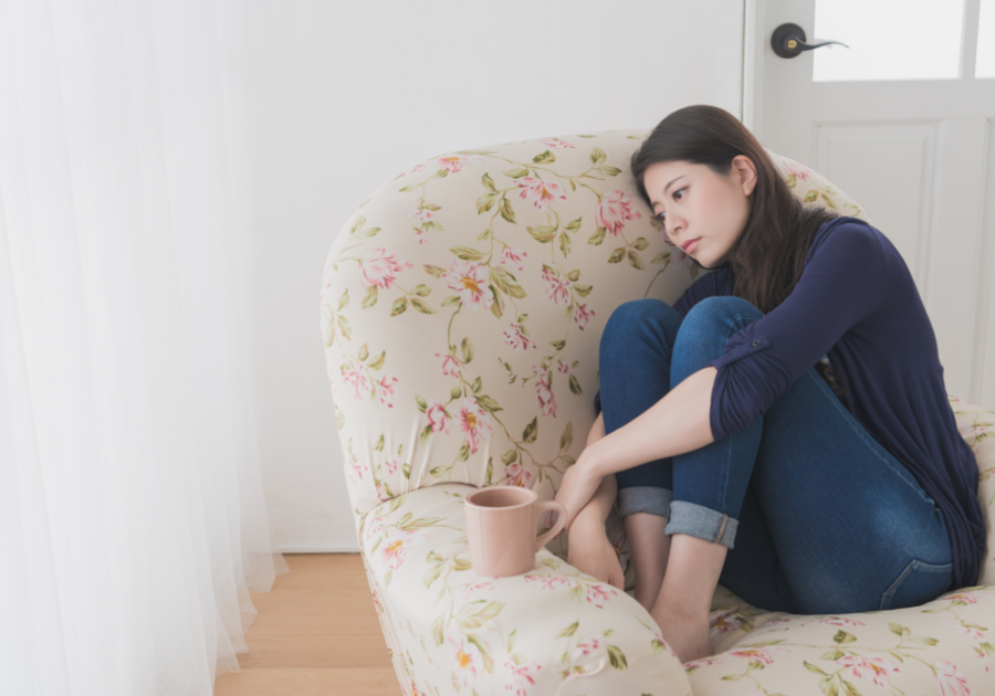 年轻女子端着咖啡坐在椅子上为什么没人爱我