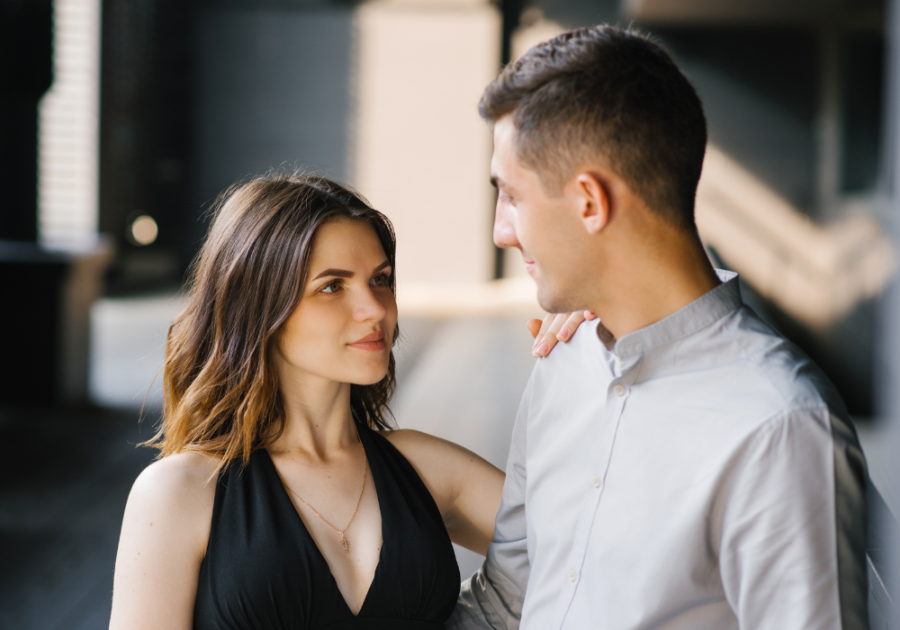 男人和女人互相凝视对方的眼睛表明丈夫喜欢同事
