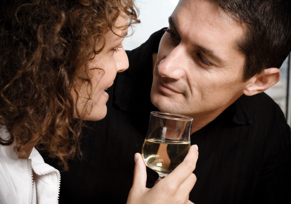甜蜜成熟的夫妻喝酒表明丈夫喜欢同事
