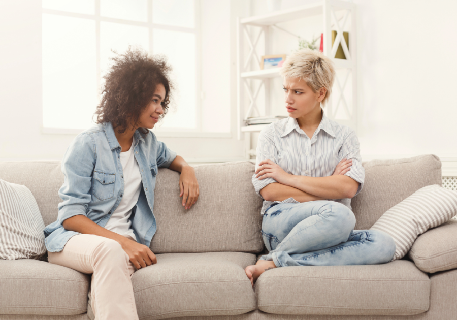 两个女人在沙发上聊天，为什么人们这么刻薄?