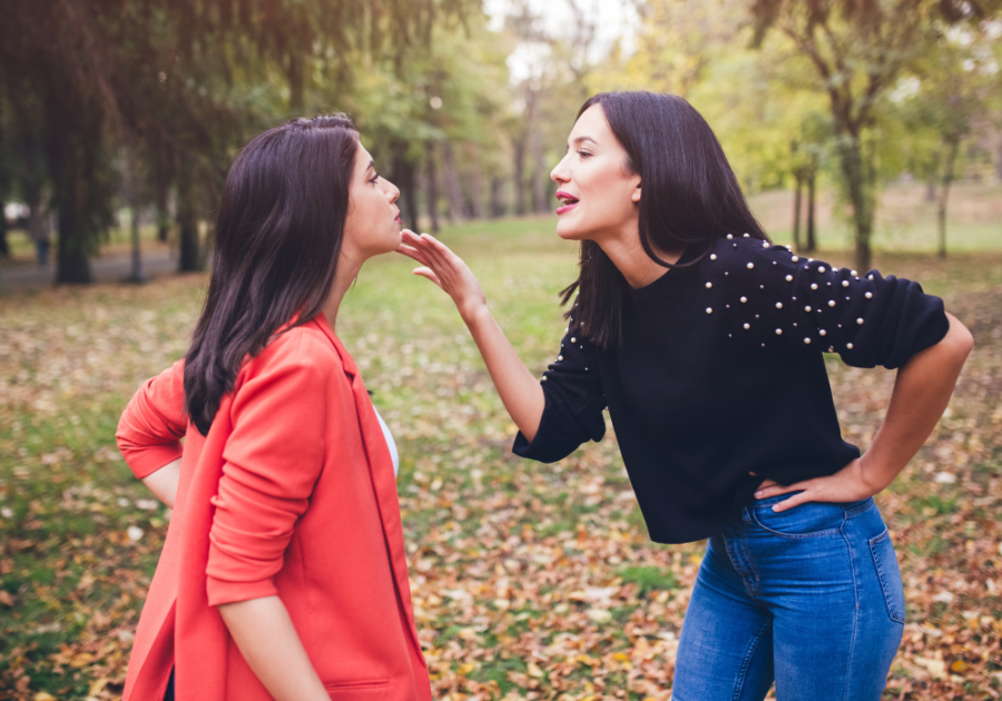 女人在户外争吵为什么人们如此刻薄?