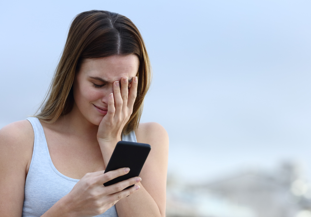女人哭着看手机，发短信就可以分手