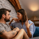 女人坐在沙发上和男人聊天对感情中虚假指控的心理影响