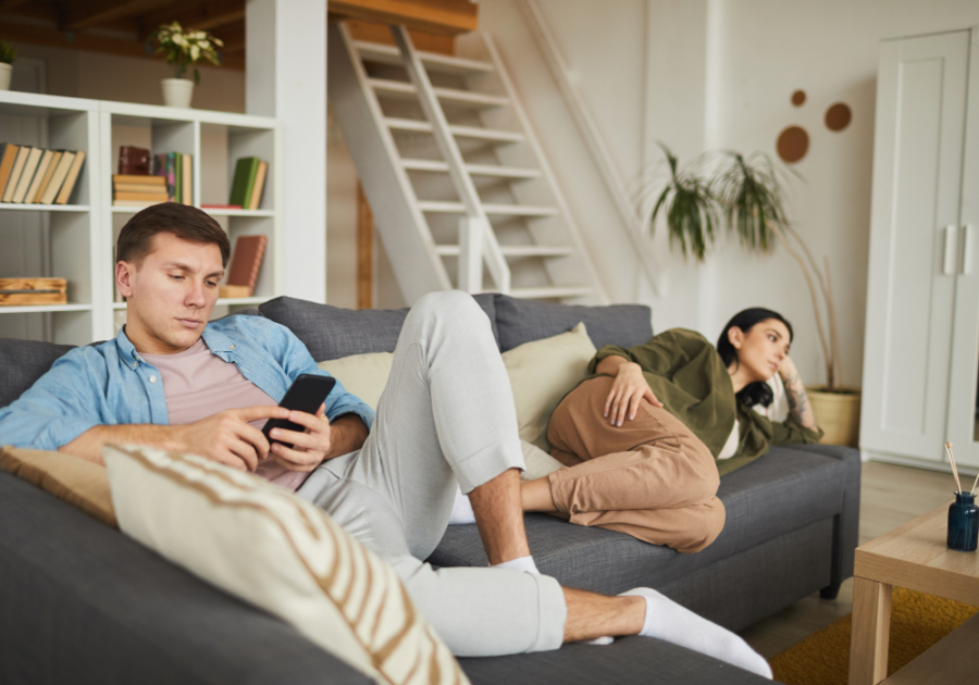 男人和女人懒洋洋地躺在沙发上是一段关系的最低限度