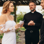 女人穿着婚纱拿着纸浪漫的结婚誓言让他哭