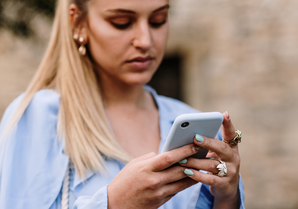 金发女孩用手机，我应该给我的前任发短信