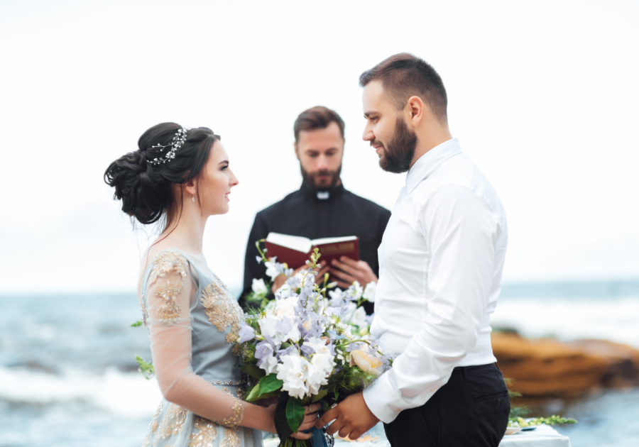 一对情侣在沙滩上举行婚礼，浪漫的婚礼誓言要让他哭