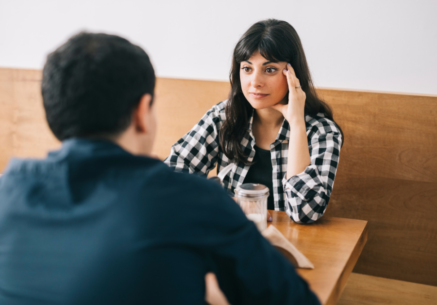 一对情侣在咖啡馆聊天，为什么一段感情3个月就结束了