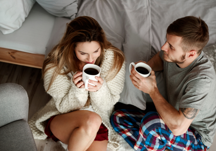 夫妻俩在家里一起喝咖啡表明对方坠入爱河了