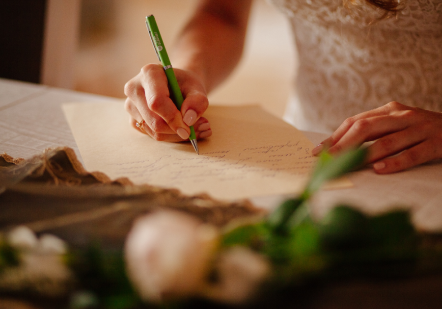 一个人在纸上写下浪漫的婚礼誓言要让他哭