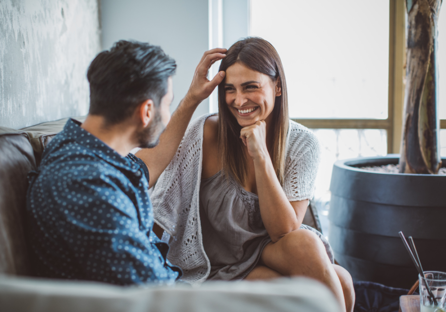 一对甜蜜的情侣坐在沙发上和一个离婚男人约会，这是危险信号