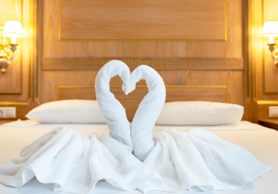 酒店房间里有装饰的酒店床浪漫的酒店房间给她的想法