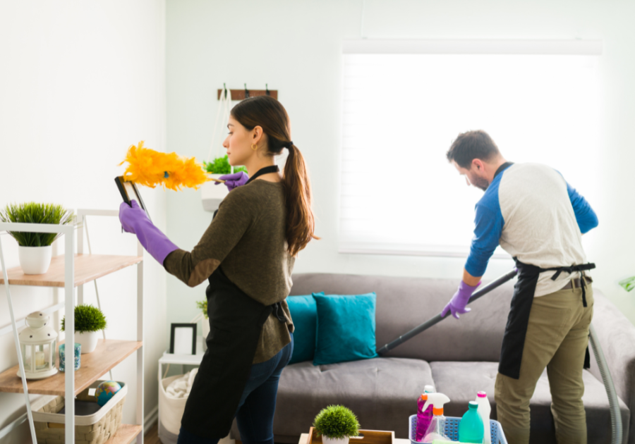 年轻夫妇一起打扫房子，这是夫妇在家可以做的有趣的事情