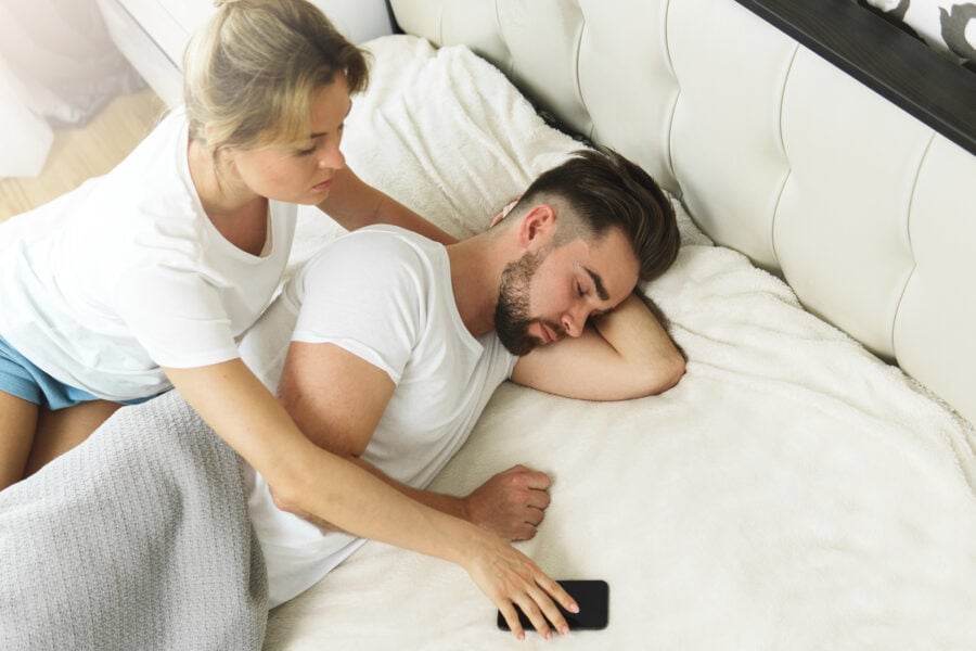 女人试图在男友睡觉的时候拿到他的手机，这意味着你梦到了你的伴侣出轨