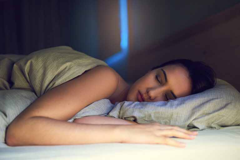 女人睡觉的精神意义在于梦见自己的伴侣出轨