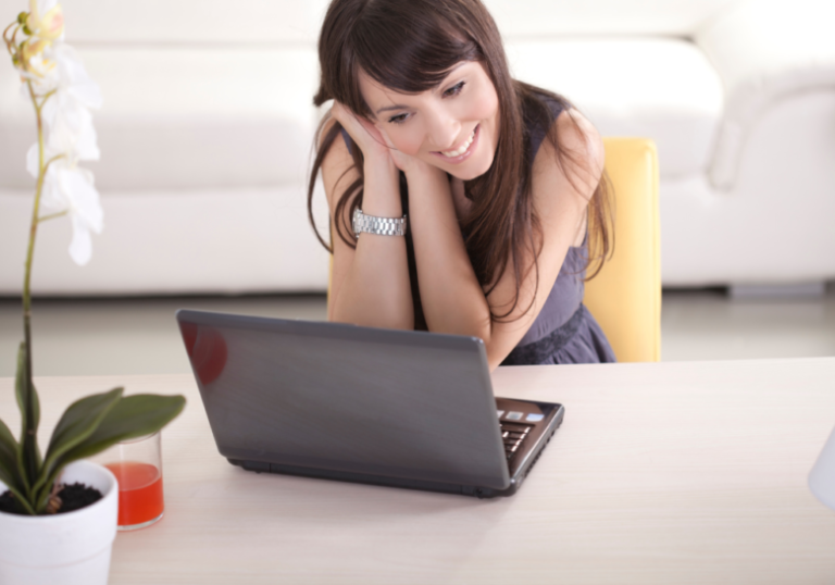 女人微笑着对着笔记本电脑问他网上约会的问题
