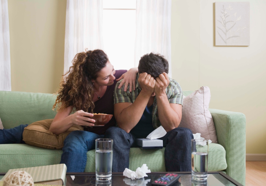 女人拿着一碗food trying to talk to her boyfriend when a narcissist sees you cry