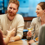 男人和女人和朋友一起喝酒最让人困惑的问题