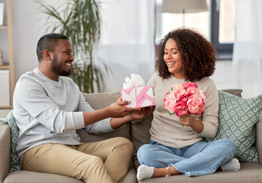 丈夫送礼物送鲜花给妻子自恋狂的爱情轰炸