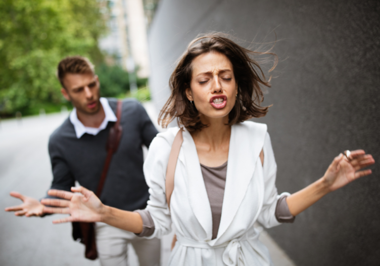 女人从男人身边走开时说话有毒人测试