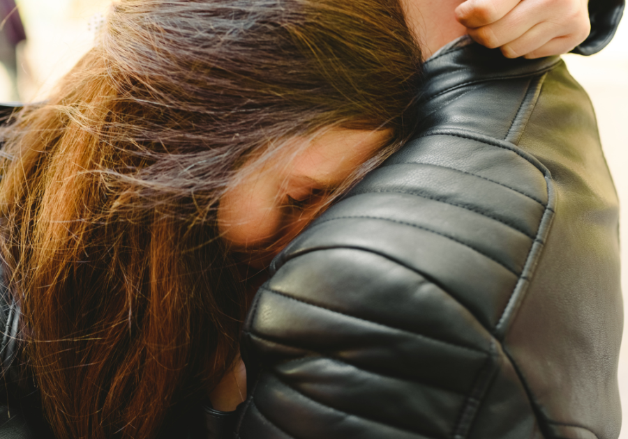 女人拥抱某人是一种自恋关系的表现