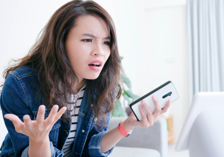 拿着手机的女人看起来很紧张，这是一个不成熟的女人的迹象