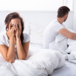 一对夫妻隔着很远的距离坐在床上，一个男人可以和一个女人睡觉而不产生感情