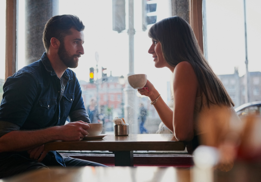 男人和女人边喝咖啡边聊为什么你们约会时过度分享