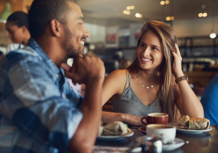 情侣在咖啡店约会时很开心为什么你在约会时过度分享