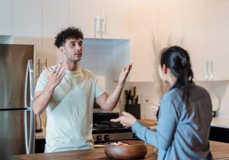 男人在厨房和女人说话自恋投射