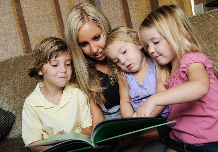 妈妈和孩子们坐在一起读《分居后的共同生活规则