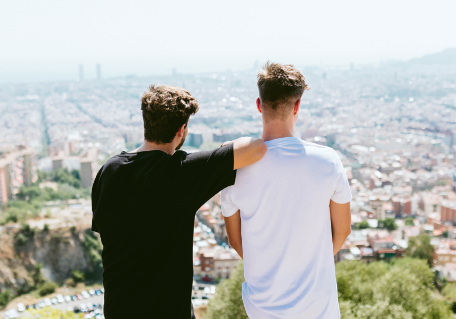男人们站在眺望城市中男性双性恋的标志