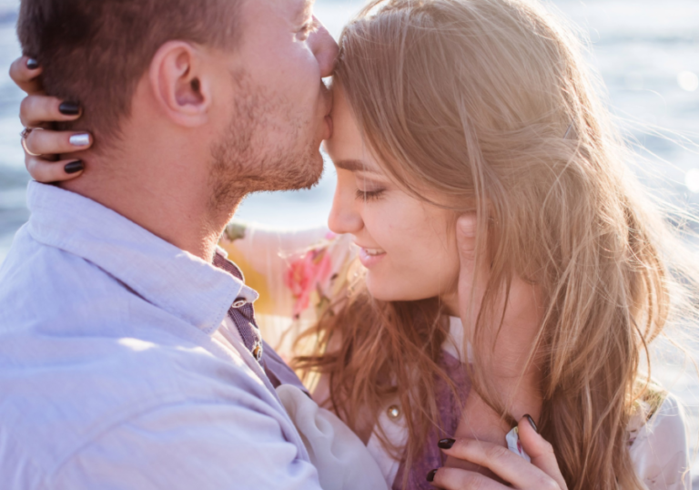 man kissing woman on forehead how to make your boyfriend obsessed with you