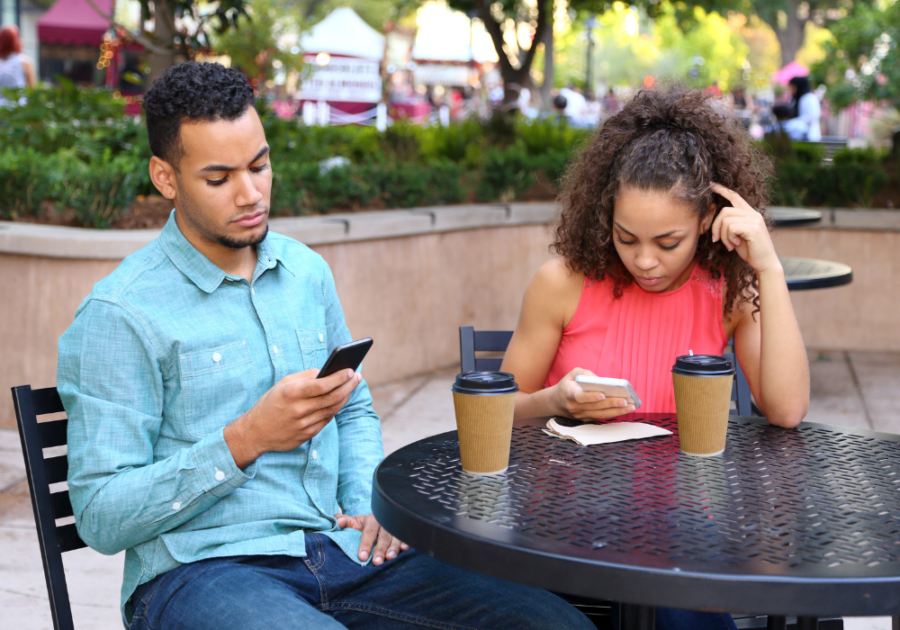 一对情侣坐在外面都在看手机，不谈约会的危险信号