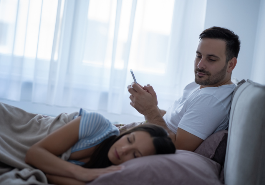 男人发短信的时候，女人在床上睡觉如何愈合后被欺骗