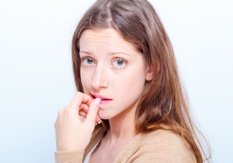 女人咬指甲的大头照:如何处理一段关系中的不安全感