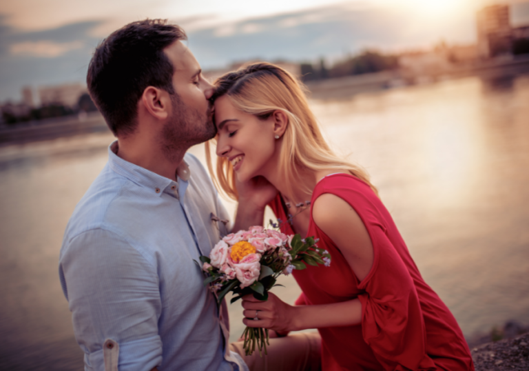 couple kissing at sunset Green Flags in a Relationship