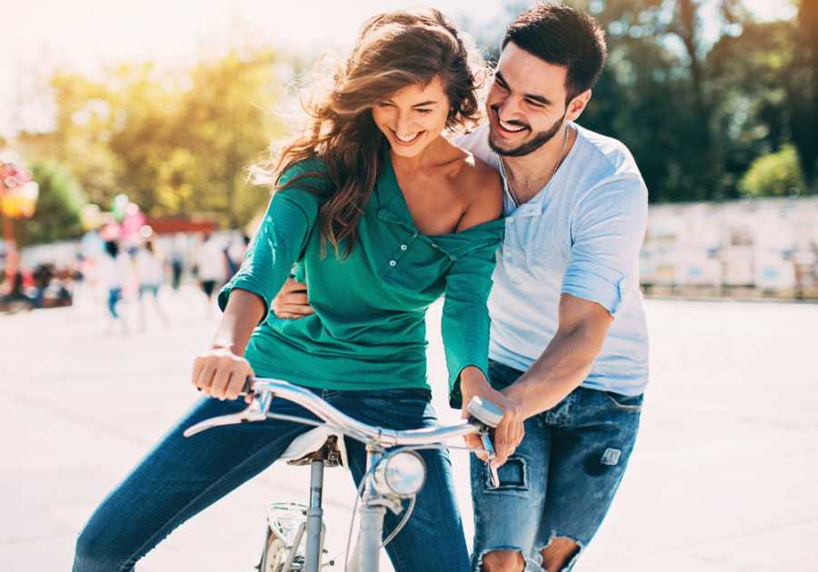 情侣在她骑自行车的时候大笑表明他认为你很特别