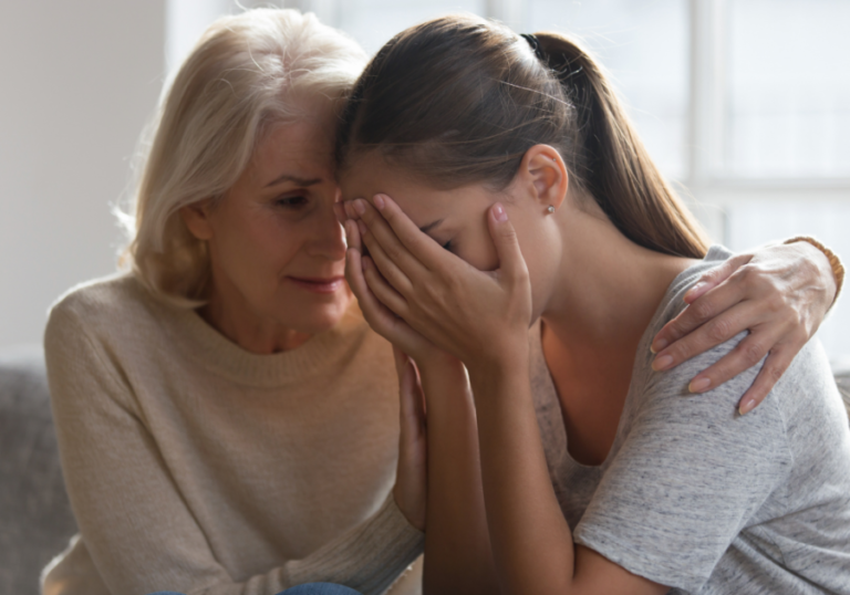 当你的成年孩子伤害了你的感情时，女人拥抱年轻女人的方式