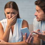 男人给女人看手机是在哭，这表明你的妻子出轨了