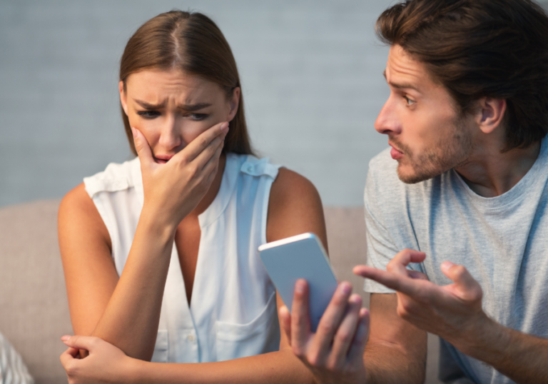 男人给女人看手机是在哭，这表明你的妻子出轨了