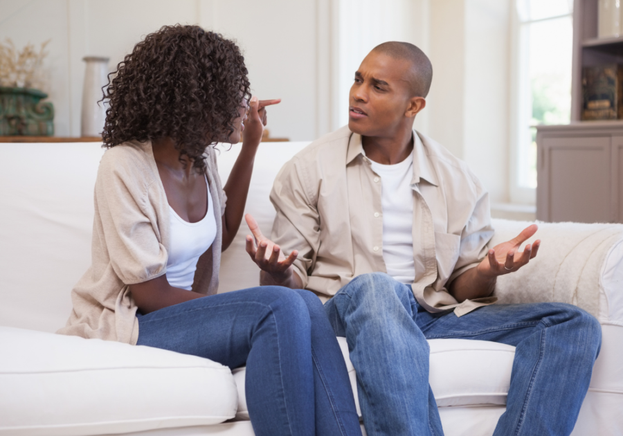 一对夫妇在沙发上激烈地交谈表明你的婚姻将以离婚告终