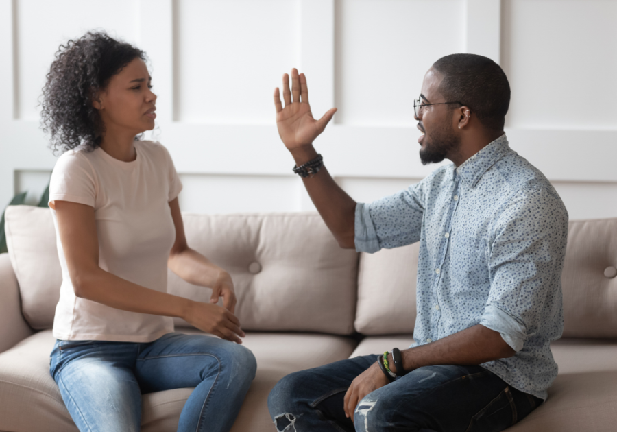 夫妇坐在man raising arm aggressively things toxic partners say