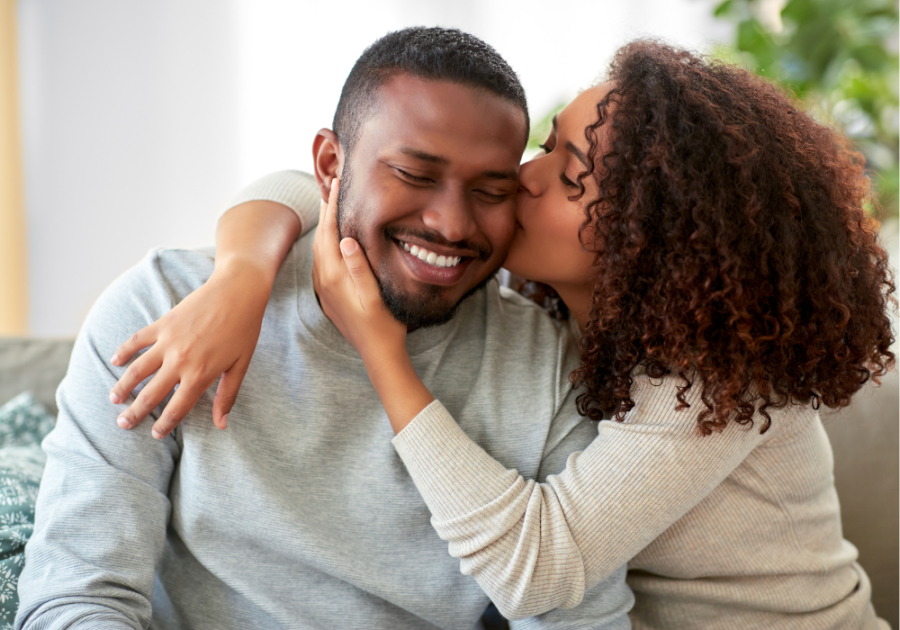 woman kissing man on cheek what do men find attractive in women